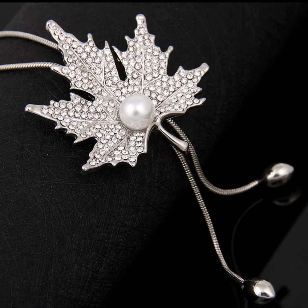 Diamond maple leaf necklace silver with slider chain